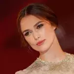 Keira Knightley: Ihr Kleid reißt vor Rotem Teppich