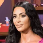 Kim posiert mit ihren Kids