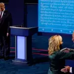 Melania Trump und Jill Biden an der Seiten ihrer Präsidentenmänner.