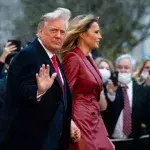 Melania Trump: Wackeliger Auftritt trotz Körperkontakt