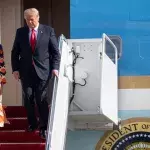 Melania und Donald Trump steigen aus dem Flugzeug