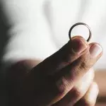 Nach 90 Tagen Ehe mit sich selbst: Frau reicht die Scheidung ein