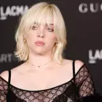 Ohne Hülle: für dieses Produkt lässt Billie Eilish tief blicken