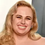 Rebel Wilson geht 2020 zur Vanity Fair Oscar Party