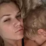 Sara Kulka: Im Traumurlaub werden erst ihre Kinder krank, jetzt kämpft sie mit Lähmungserscheinungen