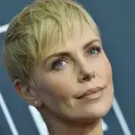 Schwindelerregende Einblicke: Charlize Theron in einem Metallic-Kleid mit XXL-Ausschnitt