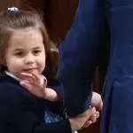 Alle schmelzen dahin, als Prinzessin Charlotte sich plötzlich umdreht und zeigt, wer die wahre Thronfolgerin Nummer 1 sein sollte...