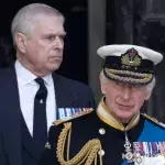 König Charles schmeißt seinen Bruder Prinz Andrew offenbar nicht raus