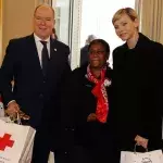 Albert II. und Charlène verteilen Weihnachtstüten beim Roten Kreuz