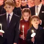 Royal sortiert Geschenke: Prinz Louis hilft dem Weihnachtsmann
