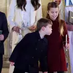 Prinz Louis ärgert Schwester Charlotte bei Weihnachtskonzert-Premiere