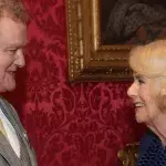 Hugh Bonneville, Luke Evans und mehr Stars treffen Königin Camilla