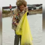 Altkönigin Sofia von Spanien sammelt Müll am Strand