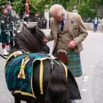 König Charles auf Balmoral: Pony stiehlt ihm die Show