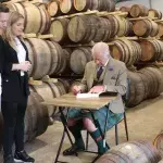 König Charles III. eröffnet im Kilt eine Whiskey-Destillerie