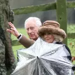 Bei Kirchenbesuch: Charles und Camilla trotzen dem Regen