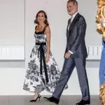 Flower Power in Schwarz-Weiß: Königin Letizia legt Wow-Auftritt hin