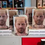 Prinz Harrys Memoiren landen bei Urlaubern im Müll