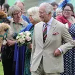 König Charles III. zeigt sich bestens gelaunt beim Alpaka-Streicheln