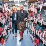König Charles III. und Königin Camilla besuchen Schottenrock-Weberei