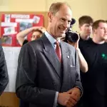 Prinz Edward mit guter Laune und motivierenden Worten in Berlin