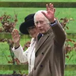 König Charles III.: Ein freundliches Winken an die Fotografen