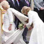 Camilla lässt Krönungsstrauß in der Westminster Abbey niederlegen