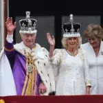 Charles und Camilla strahlen auf dem Balkon des Buckingham Palasts