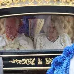 Königsprozession zur Kirche: Charles und Camilla in Weiß