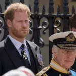 Ist Prinz Harry schon längst in England gelandet?