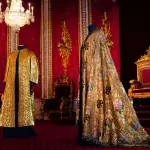 König Charles III.: Historische Krönungsgewänder in London enthüllt