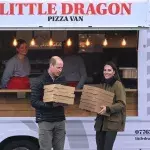 Lässiger Auftritt in Wales: William und Kate verteilen Pizza