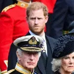 Krönung: Prinz Harry sitzt "zehn Reihen hinter" den Royals