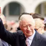 König Charles III. enthüllt Bühnenbild des Eurovision Song Contests