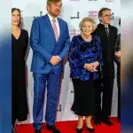 König Willem-Alexander strahlt mit Mutter Beatrix auf dem Red Carpet