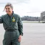 Königin Máxima absolviert Hubschrauber-Training in Pilotenuniform