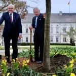 König Charles pflanzt Baum zu Ehren der Queen in Berlin