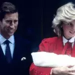 Diana, Prinzessin von Wales und Prinz Charles, Prinz von Wales verlassen den Lindo Wing des St. Mary's Hospitals nach der Geburt von Prinz Harry
