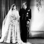 Die Frage aller Fragen: Was versteckte Queen Elizabeth damals unter ihrem Hochzeitskleid? 