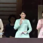 Die japanischen Prinzessinnen Mako und Kako mit ihrer Mutter Kiko 
