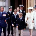 Prinz Charles, Prinz von Wales, Prinz William, Prinz Harry, Diana, Prinzessin von Wales, Prinz Andrew, Prinz Edward und Prinzessin Anne vor dem Buckingham Palast