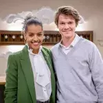 Ab Folge 4043 (voraussichtlicher Sendetermin 01. Juni 2023) ist Belina Mohamed-Ali als Imani Kariki in der Bavaria Fiction-Produktion zu sehen. Doch Imani soll nicht der einzige Neuzugang bleiben: Ab Folge 4052 (voraussichtlicher Sendetermin 14. Juni 2023) wird der charmante und schlitzohrige Otto von Arnsberg, gespielt von Maurice Lattke, unangekündigt am „Fürstenhof“ auftauchen.