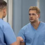 IN ALLER FREUNDSCHAFT - DIE JUNGEN ÄRZTE, Vorabend-Weekly, 9. Staffel mit neuen Folgen ab (27.04.23), immer donnerstags um 18.50 Uhr im Ersten und in der ARD Mediathek. Matteo Moreau (Mike Adler, l.) und Mikko Rantala (Luan Gummich, r.).