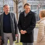 Als Roland Heilmann (Thomas Rühmann, li.) und seine Frau Kathrin Globisch (Andrea Kathrin Loewig, re.) morgens zur Sachsenklinik kommen, freuen sie sich riesig, als plötzlich ihr Freund und Kollege Martin Stein (Bernhard Bettermann) da steht.