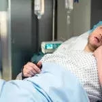 ARD IN ALLER FREUNDSCHAFT - DIE JUNGEN ÄRZTE FOLGE 309, "Versagensängste", am Donnerstag (29.09.22) um 18:50 Uhr im ERSTEN. Viktoria (Isabella Krieger, l.) bekommt mit, wie Mikko (Luan Gummich, r.) versucht, den Tapferen zu spielen.