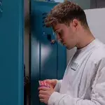 ARD/MDR IN ALLER FREUNDSCHAFT (1024), "Kein Zurück mehr!", am Dienstag (29.08.23) um 21:00 Uhr im ERSTEN. Kris Haas (Jascha Rust) hat mit den Nachwirkungen des brutalen Überfalls auf ihn und seine Freundin Lilly sehr zu kämpfen.