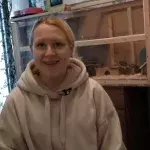 Auch Angelina aus Krefeld erwartet mit 16 Jahren ihr erstes Kind. So muss sie sich neben Schule und Freunde vor allem auch mit Themen wie Kindergeld und Elterngeld auseinandersetzen. (Symbolbild)