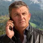 Bekommt Hans Sigl als Bergdoktor etwa bald musikalische Unterstützung?
