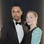 "Bridgerton": Schauspieler posten seltene Einblicke hinter den Kulissen (FOTO)