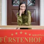 Carolin (Katrin Anne Heß) steckt in Schwierigkeiten